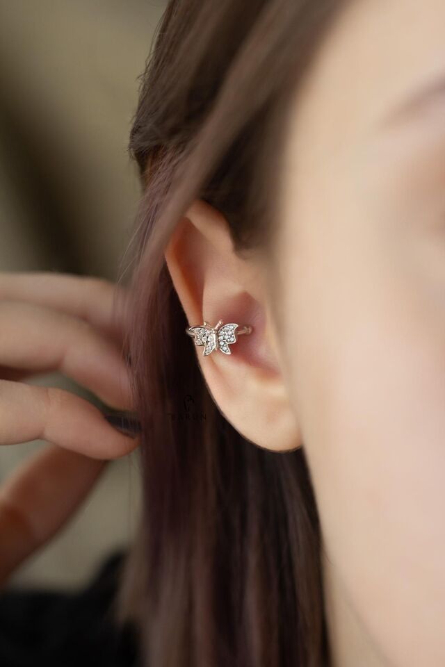 Beyaz Taşlı Kelebek Model Gümüş Halka Kıkırdak Küpe