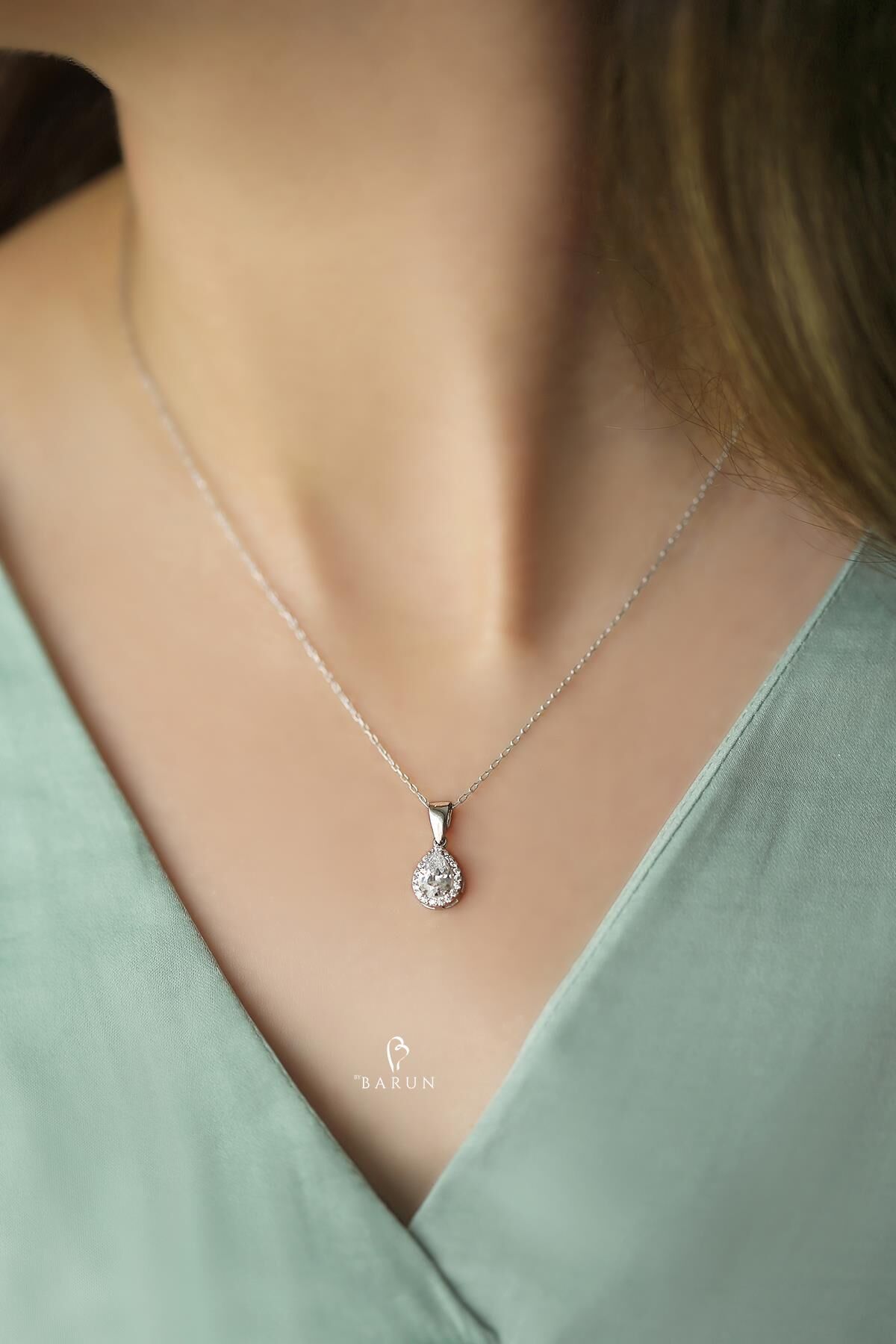Damla Model 1 Carat Görünümünde Beyaz Taşlı Gümüş Rengi 925 Ayar Pırlanta Model Gümüş Kolye