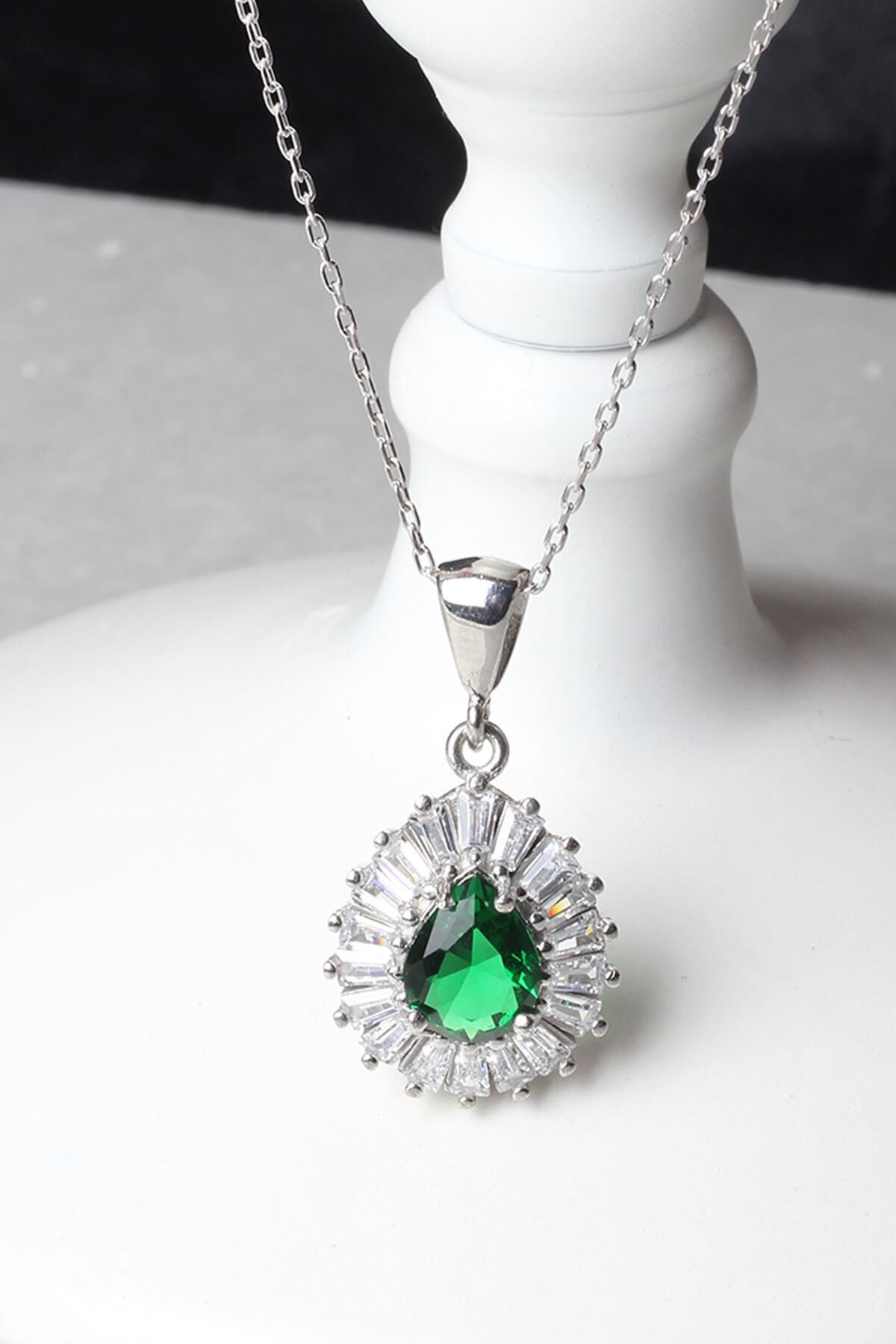 Damla Kolye Baget Taşlı Zümrüt Yeşil Zirkon Taşlı 925 Ayar Gümüş Zincir Kolye