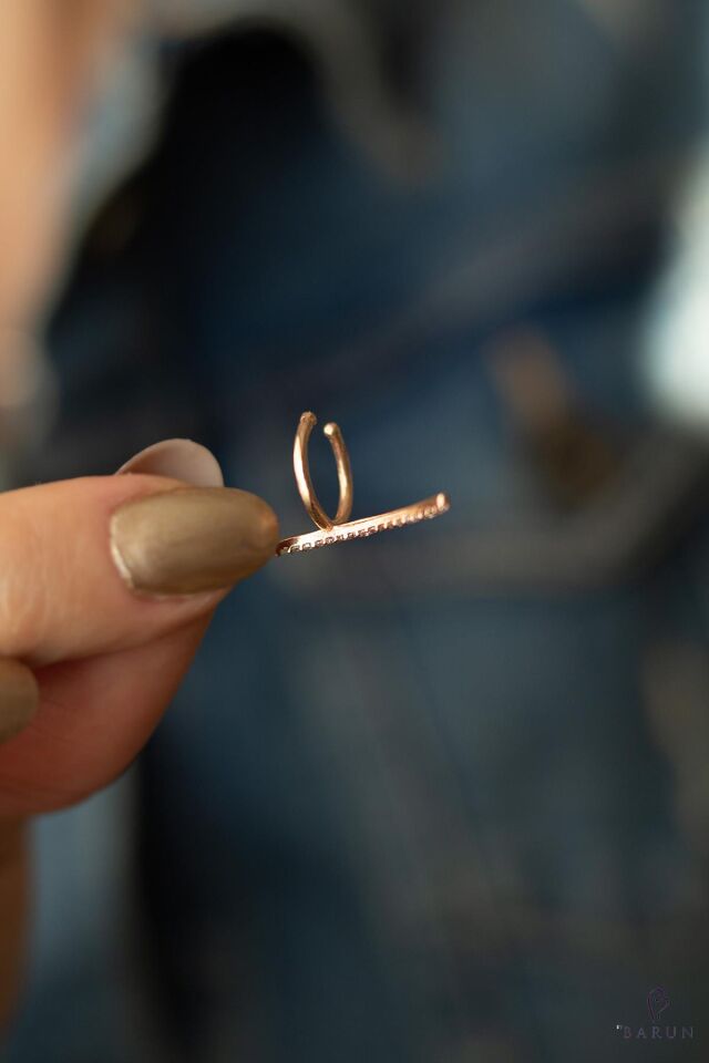 Beyaz Taşlı Gümüş Yay Kıkırdak Küpe-Rose