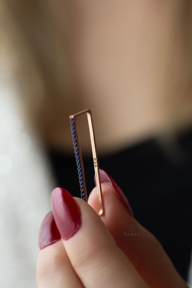 Lacivert Taşlı Dikdörtgen Çubuk Gümüş Kıkırdak Küpe-Rose