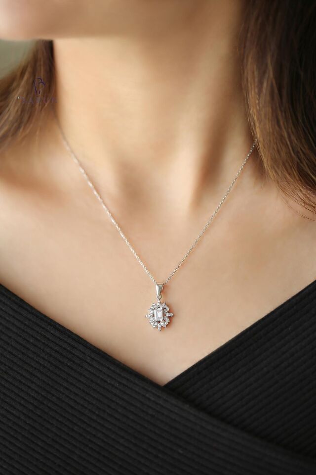 Gümüş Rengi Beyaz Dikdörtgen Taşlı 925 Ayar Rodyum Korumalı Gümüş Baget Kolye