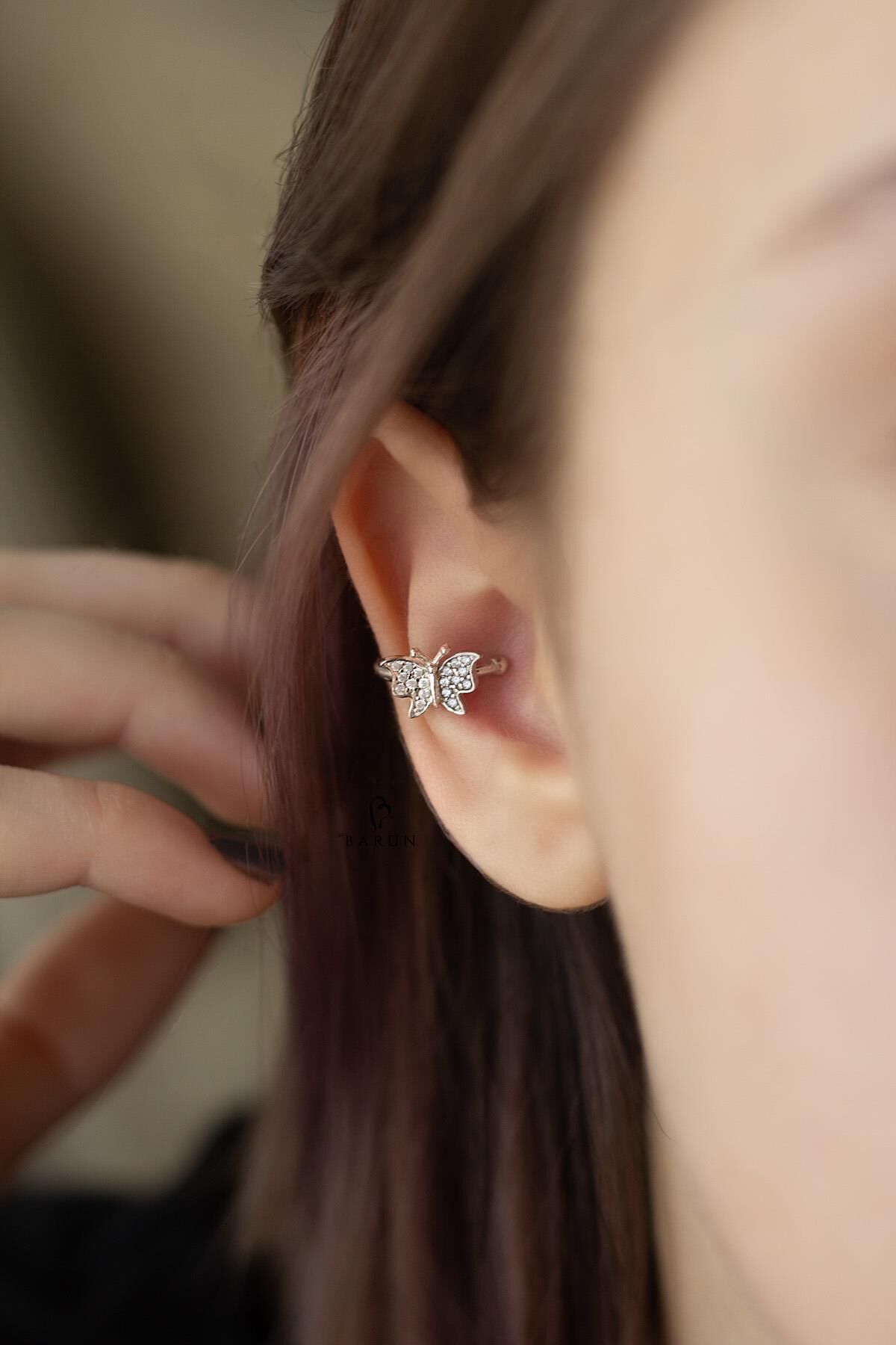 Beyaz Taşlı Kelebek Model Gümüş Halka Kıkırdak Küpe