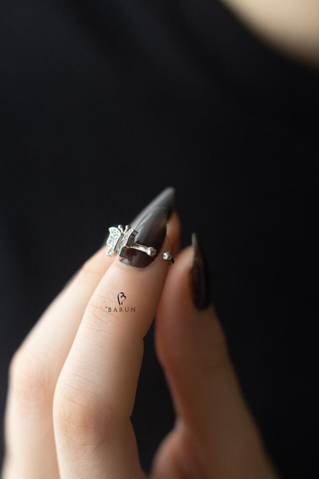 Beyaz Taşlı Kelebek Model Gümüş Halka Kıkırdak Küpe