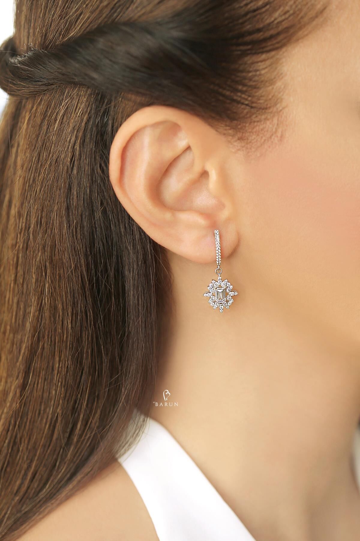 Gümüş Rengi Beyaz Dikdörtgen Taşlı 1 Karat Görünümünde 925 Ayar Pırlanta Model Gümüş Baget Küpe