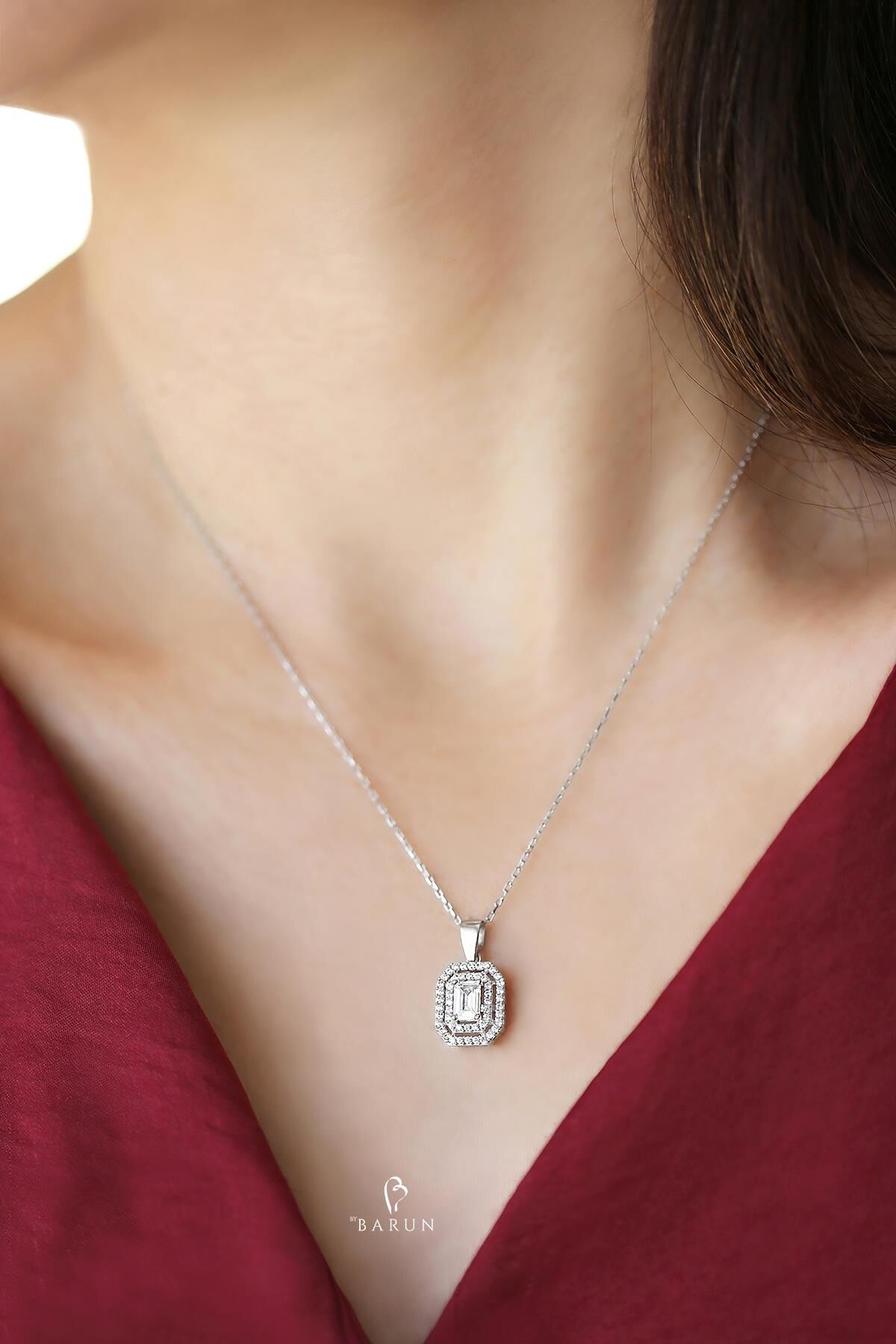 Gümüş Rengi Beyaz Yuvarlak Taşlı 1.50 Carat Görünümünde 925 Ayar Pırlanta Model Gümüş Baget Kolye