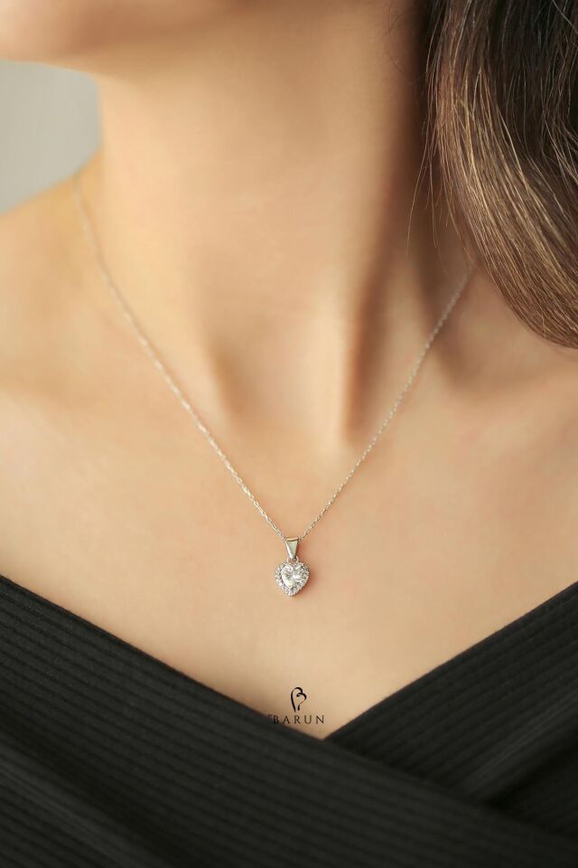 Tektaş Kalp Model 3 Carat Görünümünde Beyaz Taşlı Gümüş Rengi 925 Ayar Pırlanta Model Gümüş Kolye