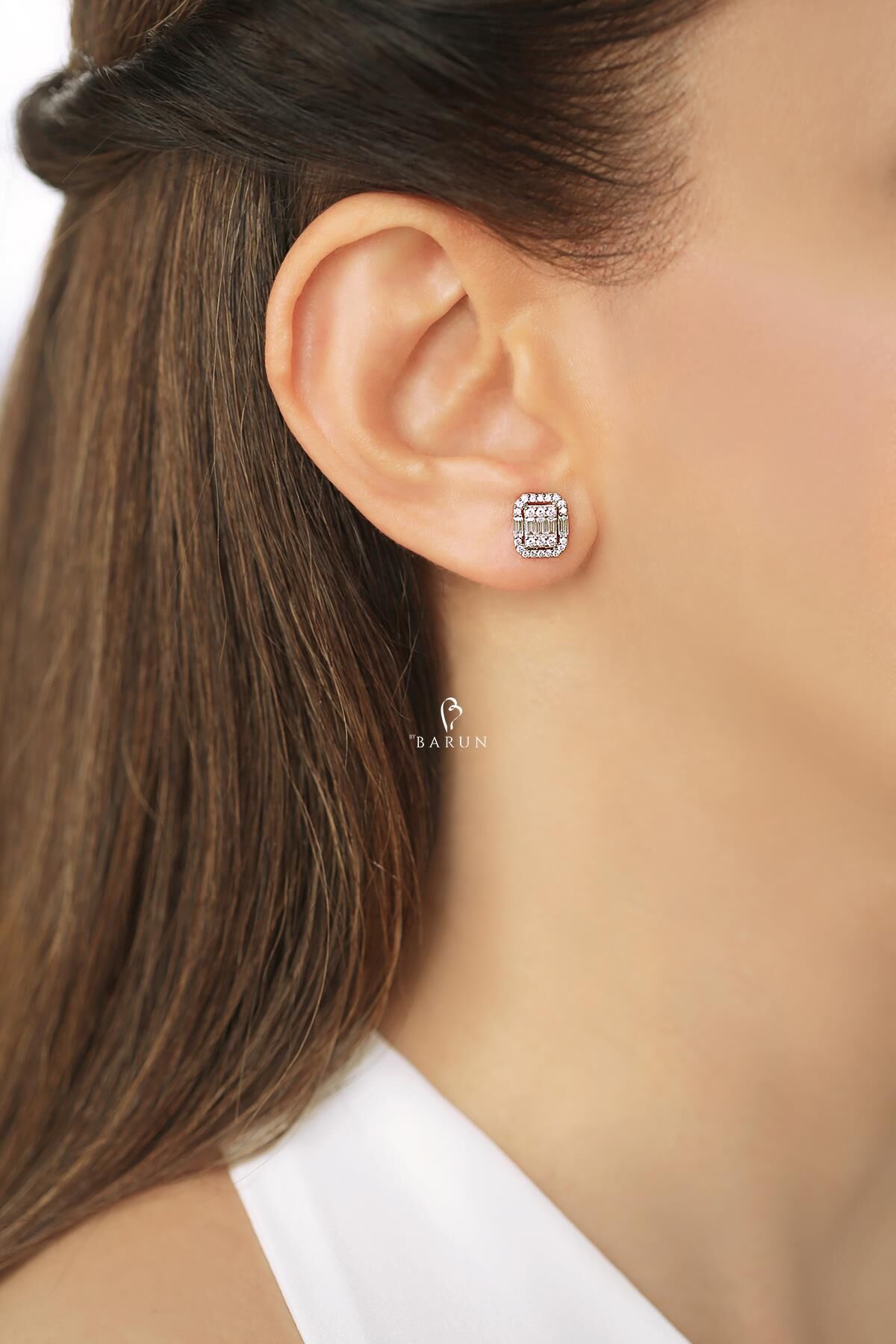 Gümüş Rengi 2 Carat Görünümünde Beyaz Yuvarlak Taşlı 925 Ayar Pırlanta Model Gümüş Baget Küpe