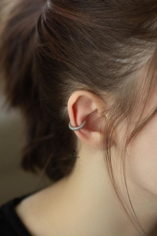 Gümüş Rengi Üç Sıra Beyaz Taşlı Gümüş Halka Kıkırdak Küpe