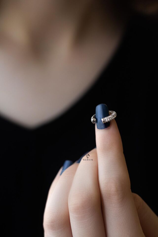 Gümüş Rengi Üç Sıra Beyaz Taşlı Gümüş Halka Kıkırdak Küpe