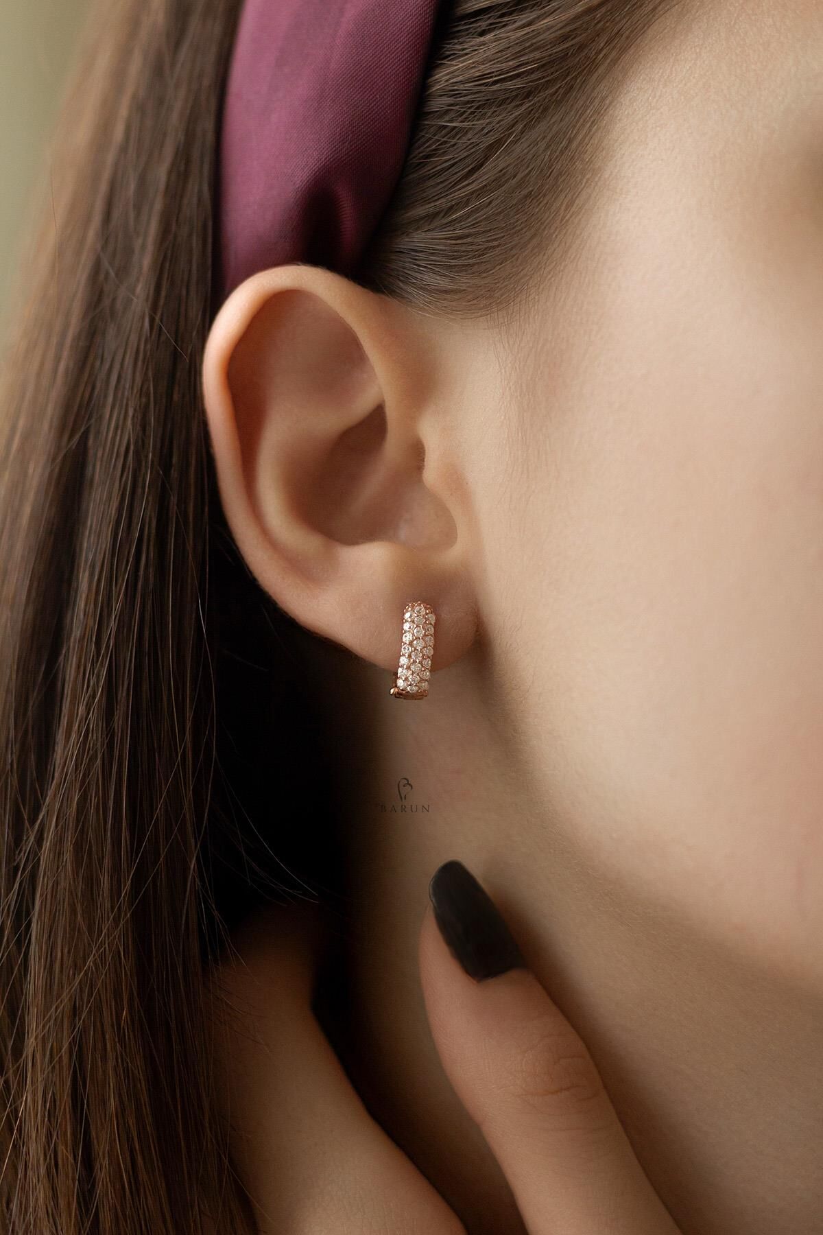 Beyaz Taşlı Oval Gümüş Küpe-Rose