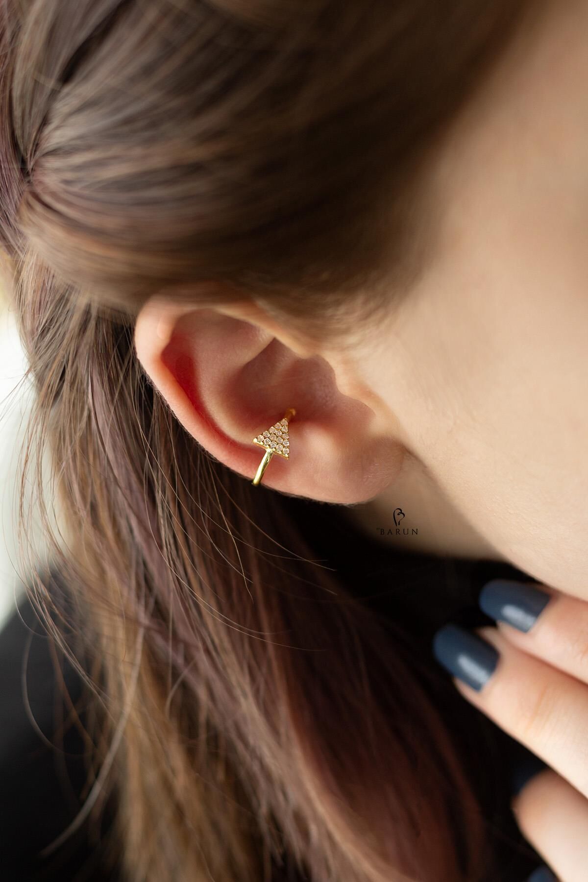 Beyaz Taşlı Üçgen Model Gümüş Halka Kıkırdak Küpe