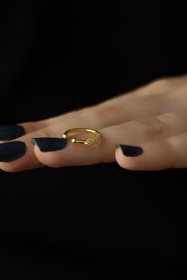 Beyaz Taşlı Üçgen Model Gümüş Halka Kıkırdak Küpe