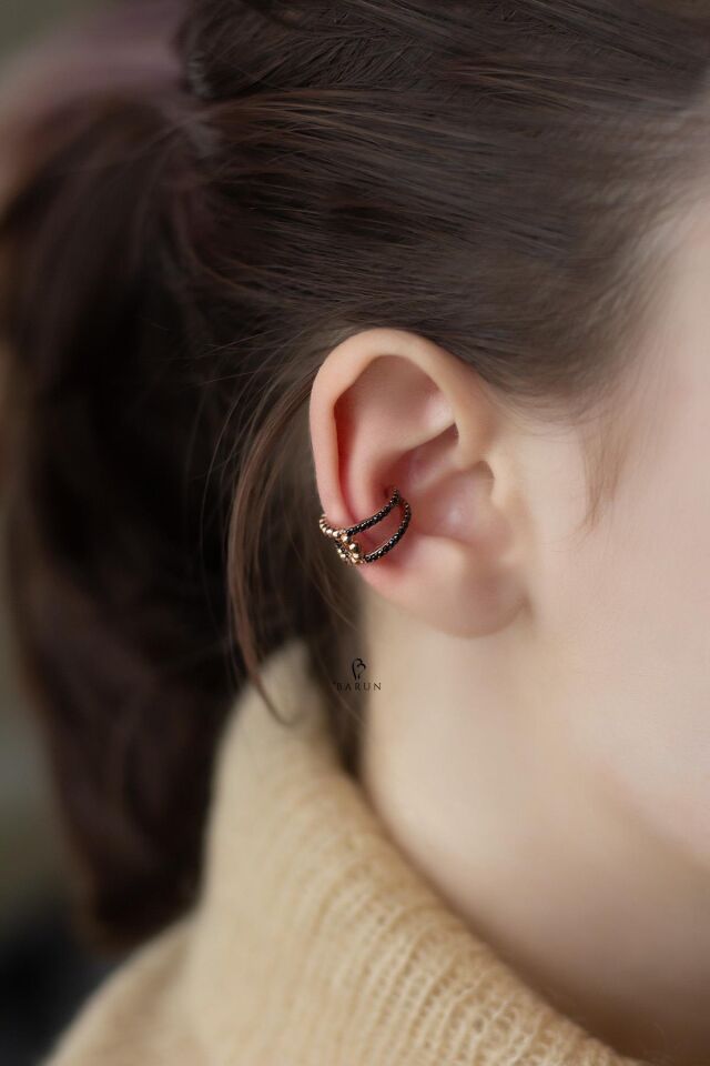 Çift Halka Toplu Siyah Taşlı Gümüş Kıkırdak Küpe