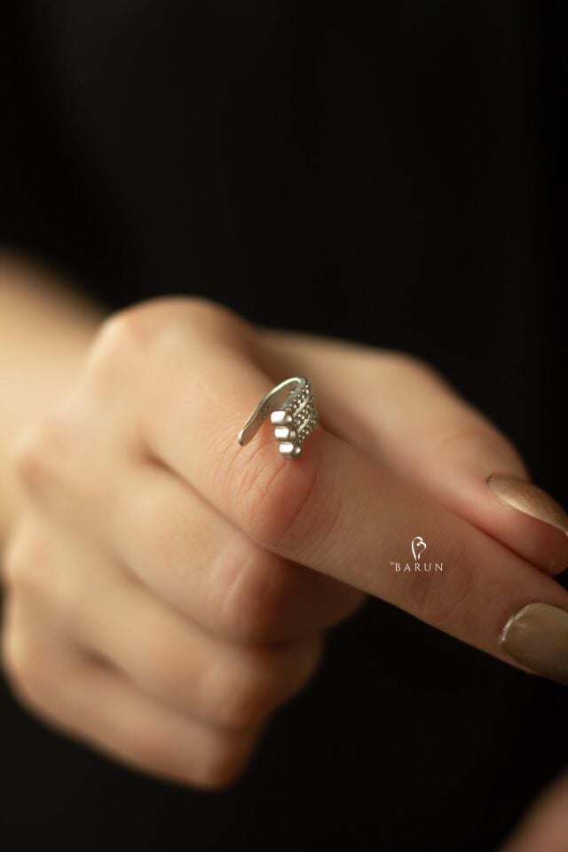 Gümüş Rengi Üç Sıra Beyaz Taşlı Dikdörtgen Model Gümüş Kıkırdak Küpe