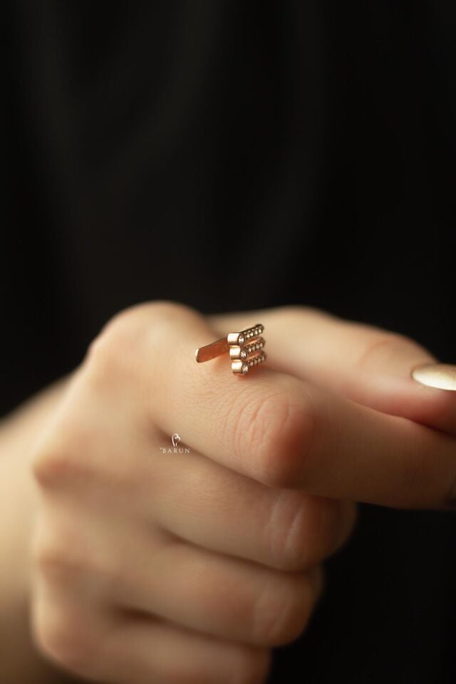 Üç Sıra Beyaz Taşlı Dikdörtgen Model Gümüş Kıkırdak Küpe-Rose