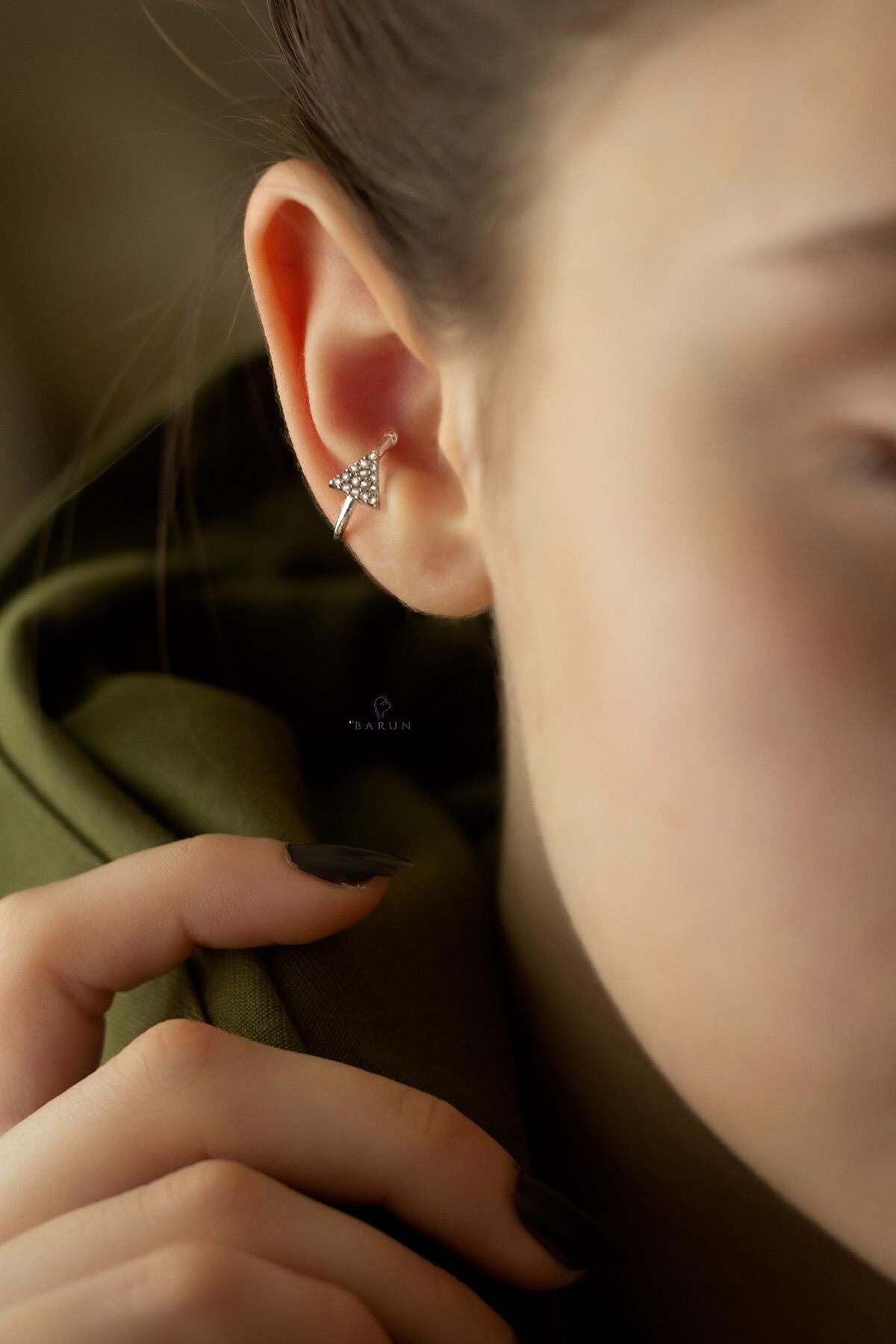 Gümüş Rengi Beyaz Taşlı Üçgen Model Gümüş Halka Kıkırdak Küpe