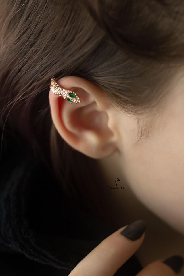 Yılan Model Zümrütlü Beyaz Taşlı Çift Yuvarlak Kıkırdak Küpe