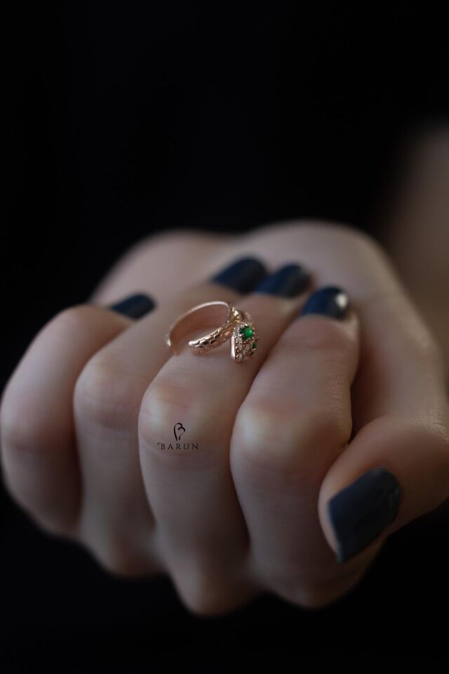 Yılan Model Zümrütlü Beyaz Taşlı Çift Yuvarlak Kıkırdak Küpe