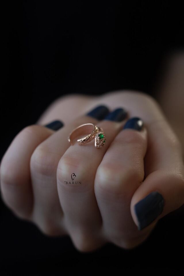 Yılan Model Zümrütlü Beyaz Taşlı Çift Yuvarlak Kıkırdak Küpe