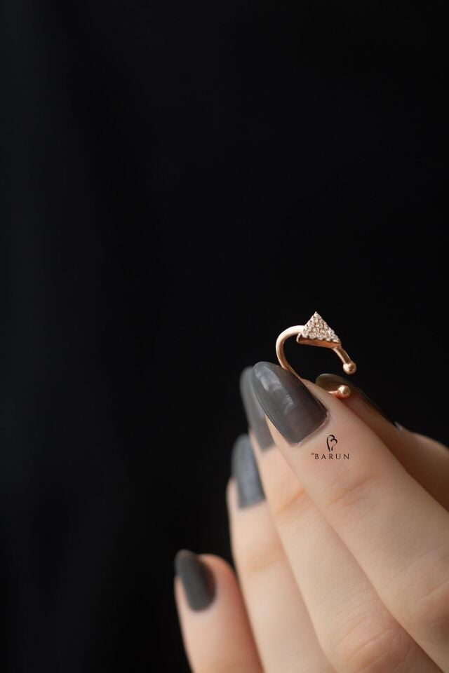 Beyaz Taşlı Üçgen Model Gümüş Halka Kıkırdak Küpe-Rose