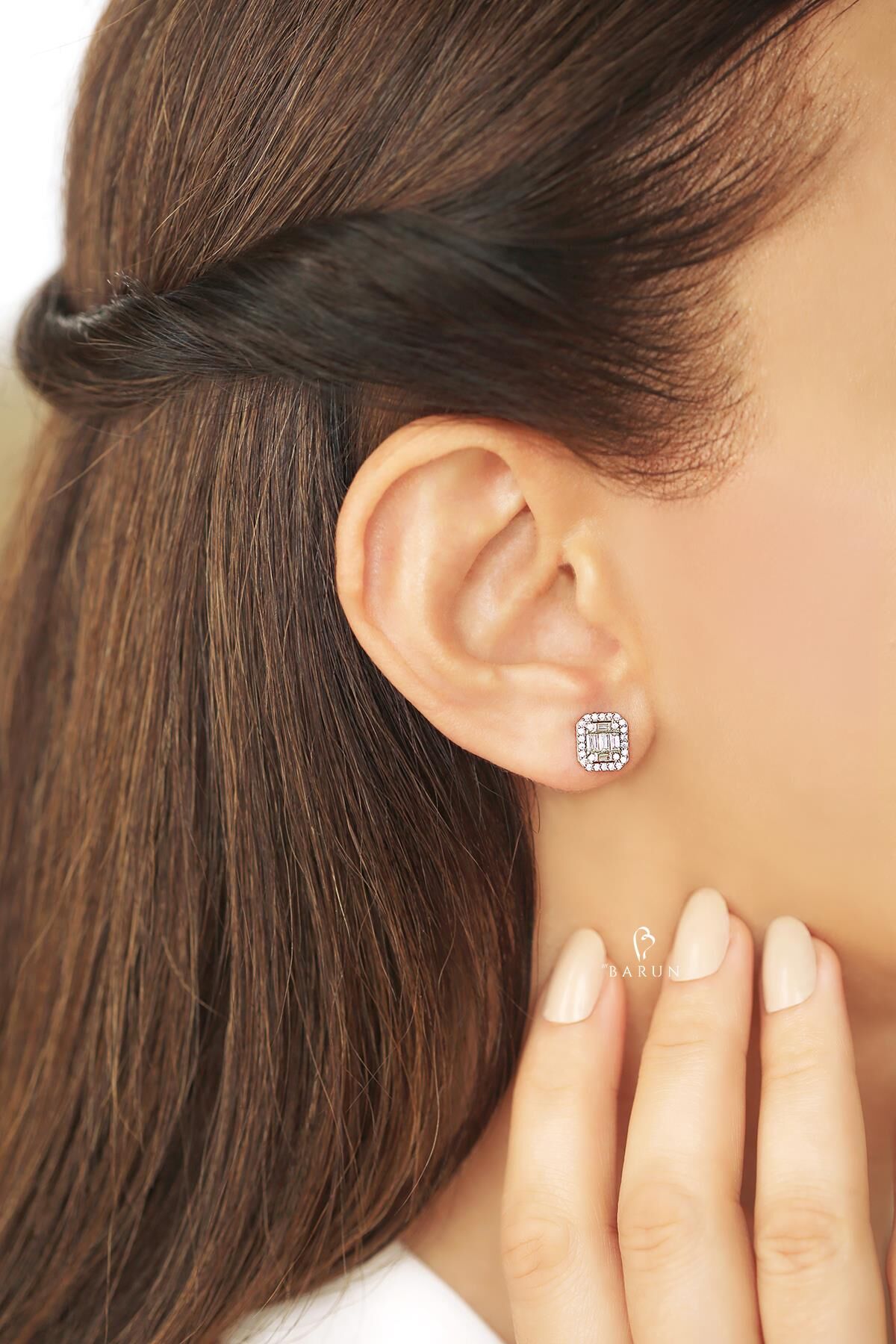 Gümüş Rengi 2 Carat Görünümünde Beyaz Taşlı 925 Ayar Pırlanta Model Gümüş Baget Küpe