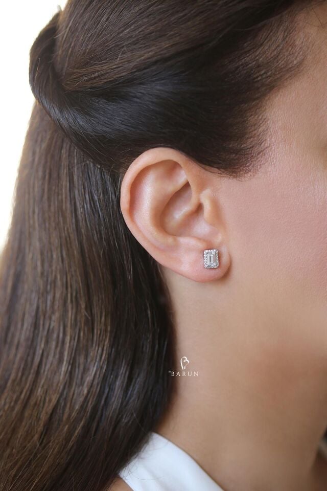 Gümüş Rengi 1 Carat Görünümünde Beyaz Taşlı 925 Ayar Pırlanta Model Gümüş Baget Küpe