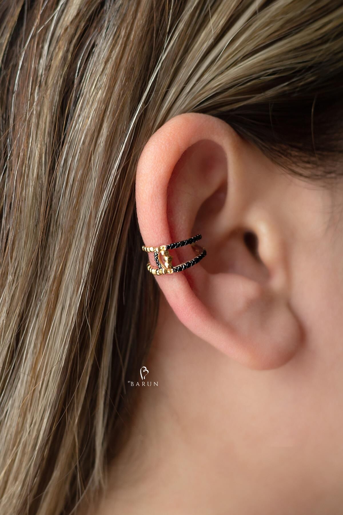 Sarı Renk Çift Halka Toplu Siyah Taşlı Gümüş Kıkırdak Küpe