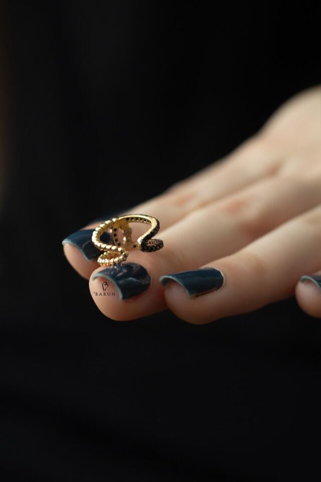 Sarı Renk Çift Halka Toplu Siyah Taşlı Gümüş Kıkırdak Küpe