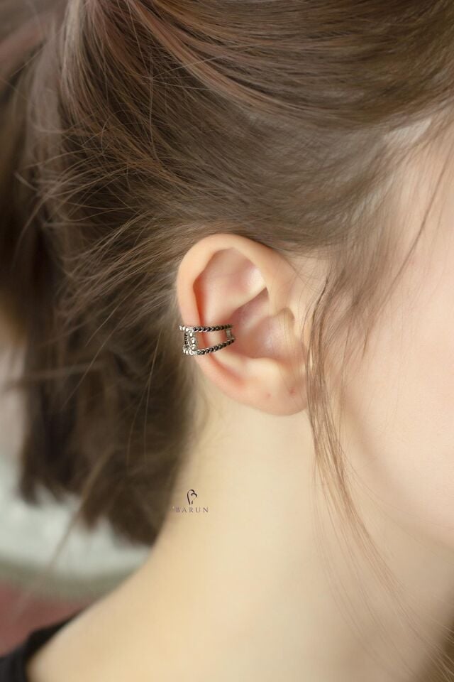 Gümüş Rengi Çift Halka Toplu Siyah Taşlı Gümüş Kıkırdak Küpe