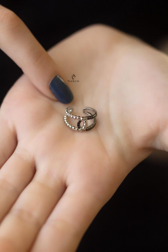 Gümüş Rengi Çift Halka Toplu Siyah Taşlı Gümüş Kıkırdak Küpe