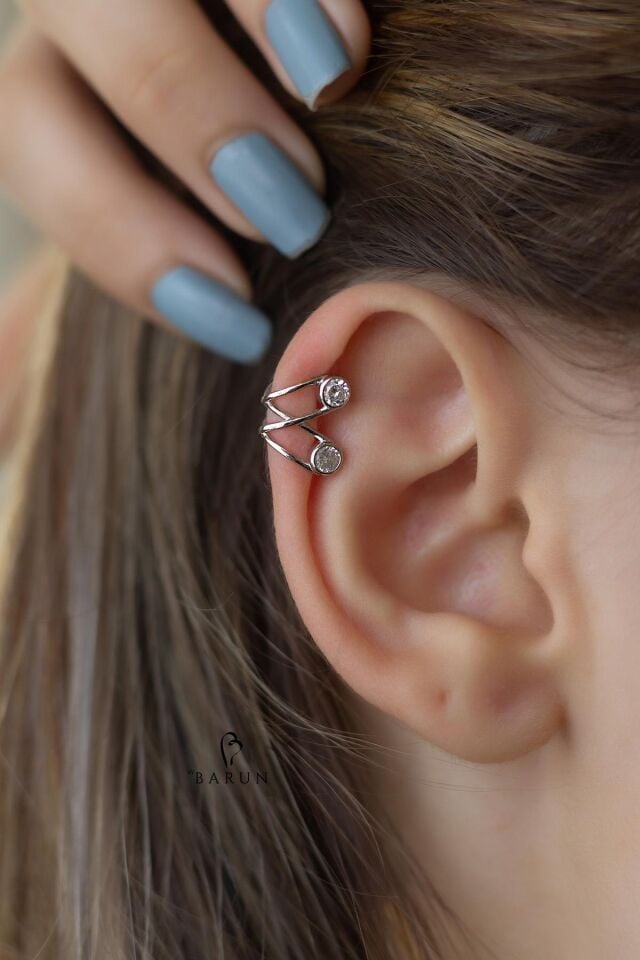 Gümüş Rengi Çift Beyaz Taşlı Gümüş Kıkırdak Küpe