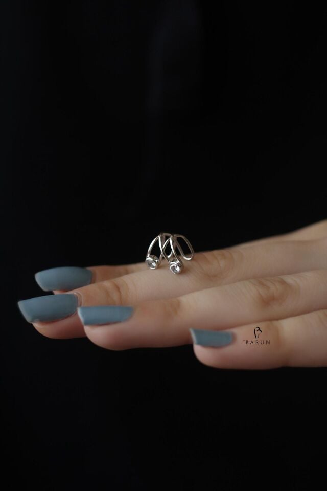 Gümüş Rengi Çift Beyaz Taşlı Gümüş Kıkırdak Küpe