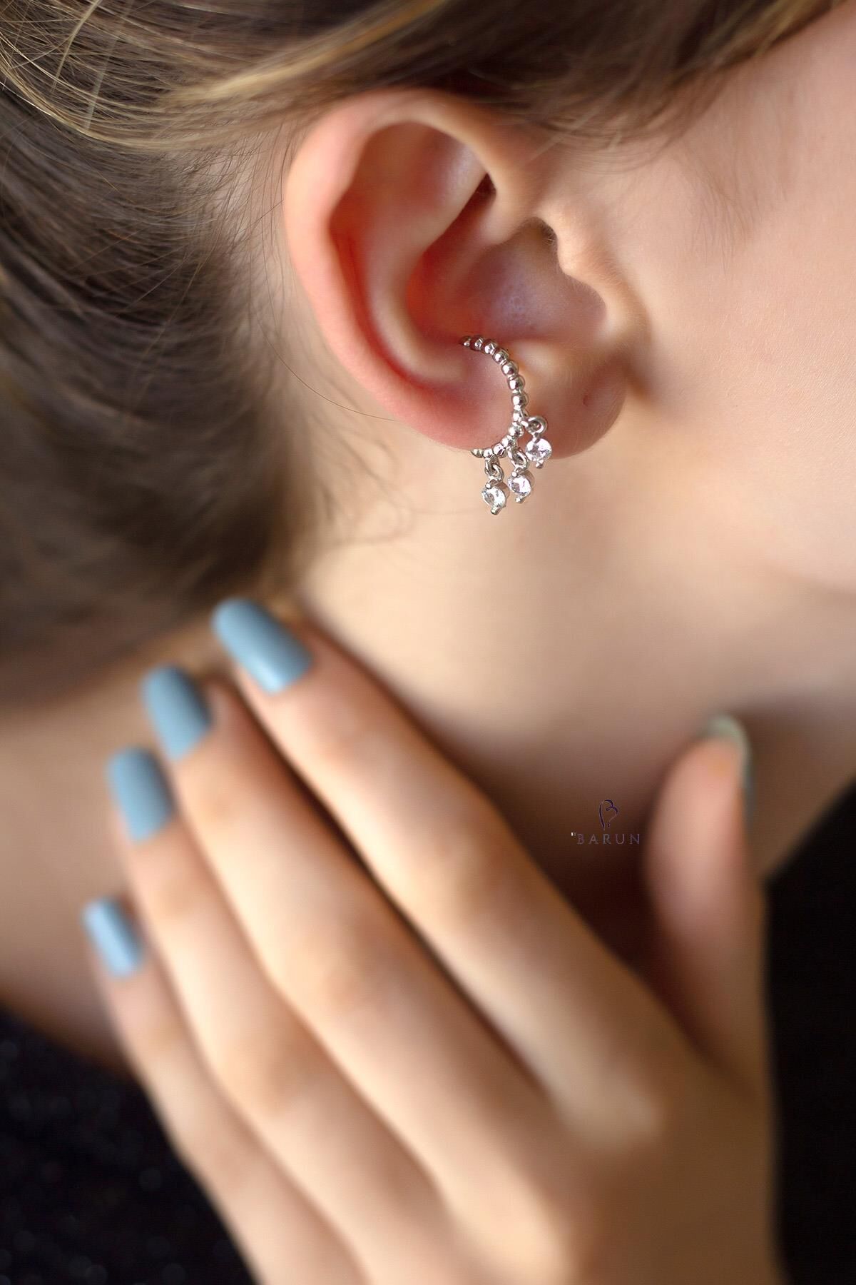 Gümüş Rengi Üç Beyaz Taşlı Burgu Gümüş Kıkırdak Küpe