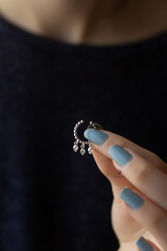 Gümüş Rengi Üç Beyaz Taşlı Burgu Gümüş Kıkırdak Küpe