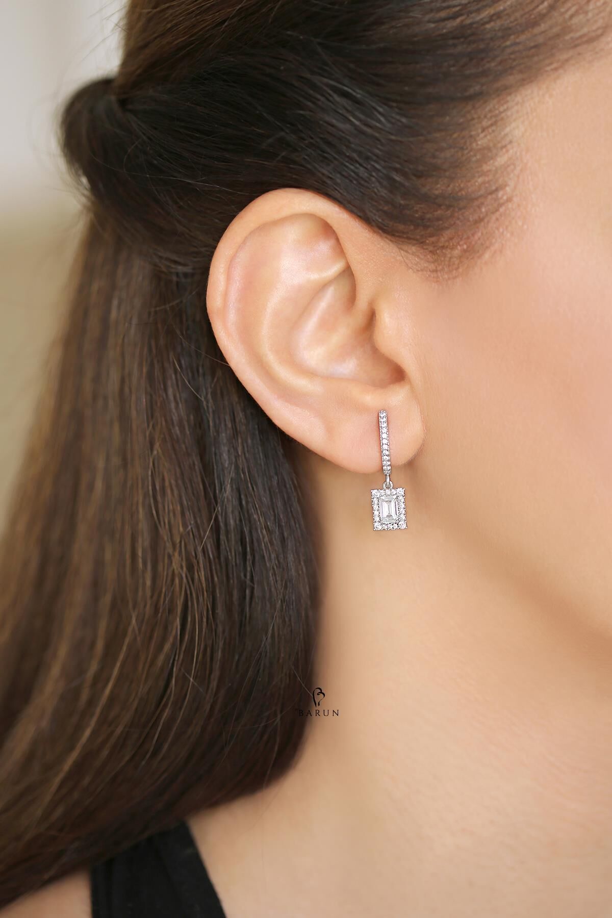 Sallantılı Beyaz Taşlı 1 Carat Görünümünde Gümüş Rengi 925 Ayar Pırlanta Model Baget Gümüş Küpe