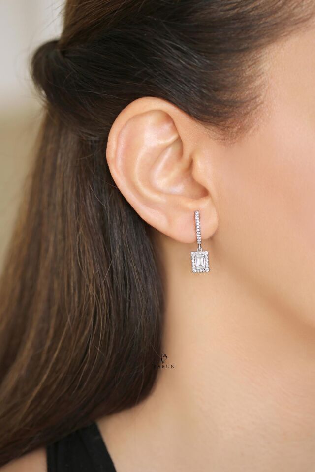 Sallantılı Beyaz Taşlı 1 Carat Görünümünde Gümüş Rengi 925 Ayar Pırlanta Model Baget Gümüş Küpe