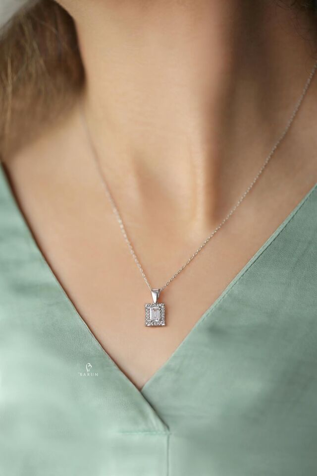 Gümüş Rengi Beyaz Yuvarlak Taşlı 1 Carat Görünümünde 925 Ayar Pırlanta Model Gümüş Baget Kolye