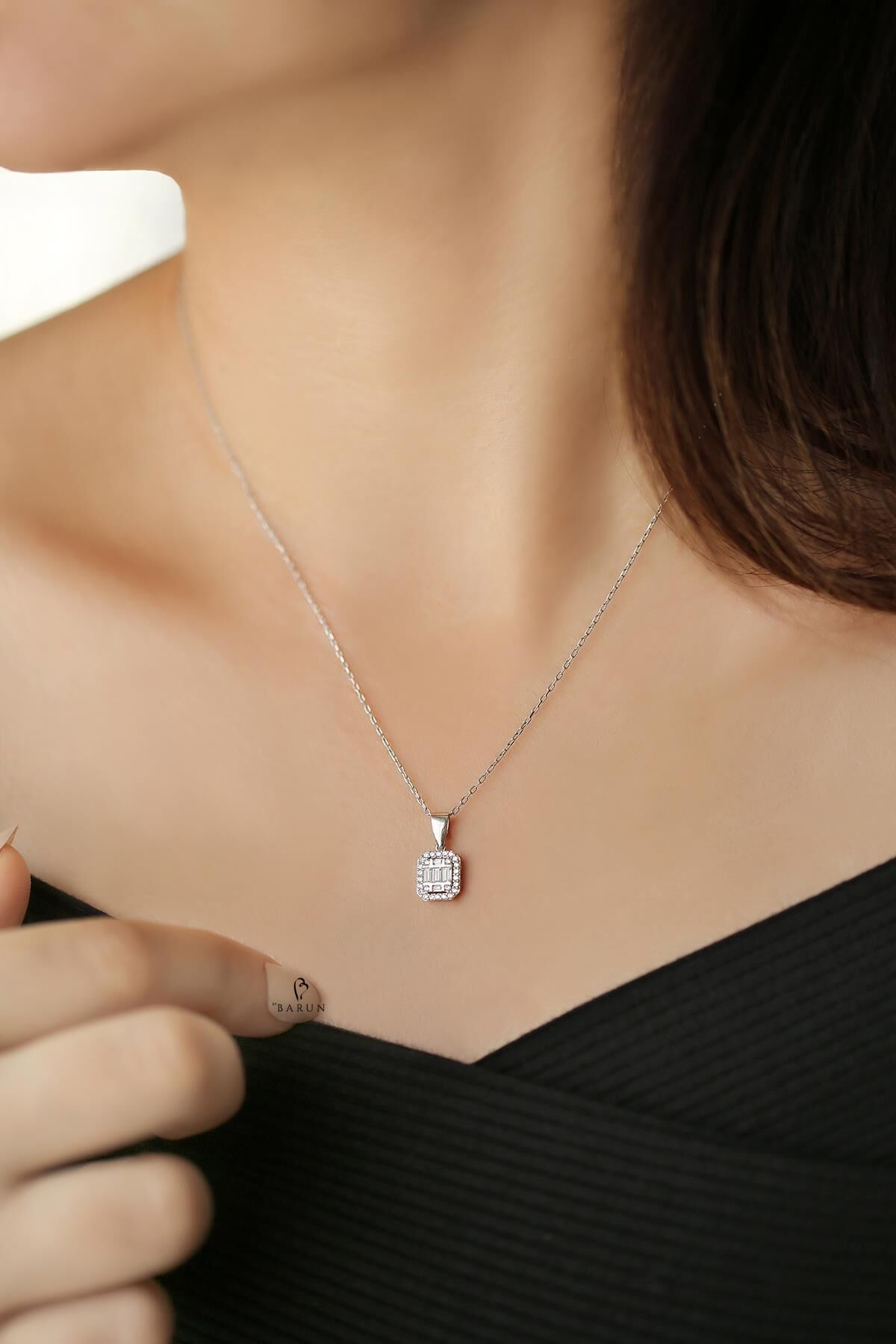 Gümüş Rengi Beyaz Yuvarlak Taşlı 0.50 Carat Görünümünde 925 Ayar Pırlanta Model Gümüş Baget Kolye