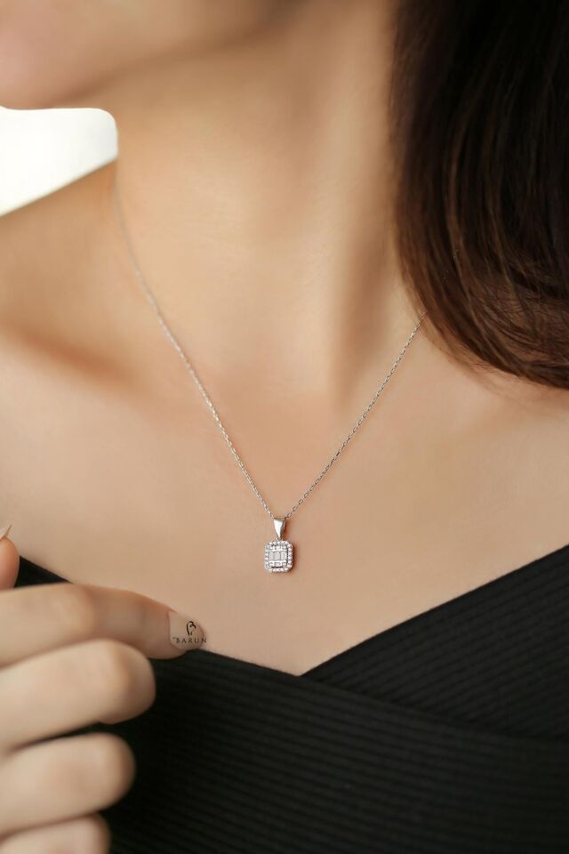 Gümüş Rengi Beyaz Yuvarlak Taşlı 0.50 Carat Görünümünde 925 Ayar Pırlanta Model Gümüş Baget Kolye
