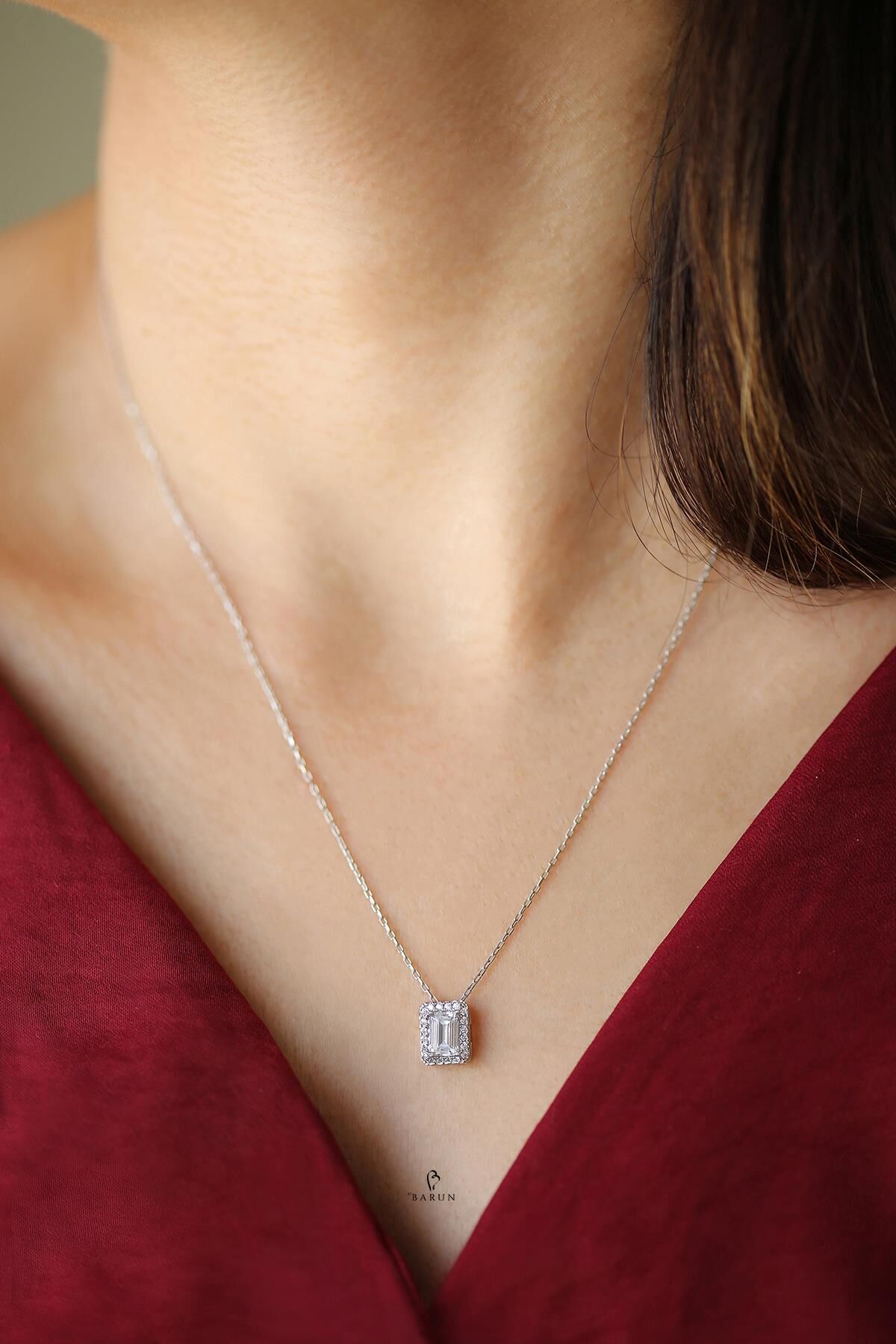 Gümüş Rengi 1 Carat Görünümünde Beyaz Taşlı 925 Ayar Pırlanta Model Gümüş Baget Kolye