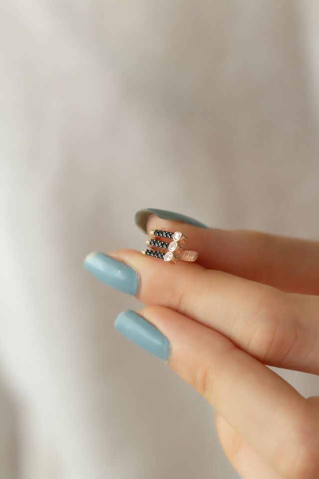 Siyah Üç Sıra Taşlı Dikdörtgen Model 925 Ayar Gümüş Küpe