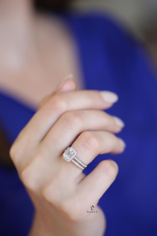 Gümüş Rengi 1 Carat Görünümünde Yuvarlak Baget Taşlı 925 Ayar Pırlanta Model Gümüş Yüzük