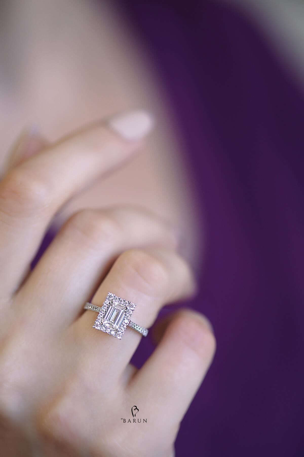 Yuvarlak Beyaz Baget Taşlı 1.5 Carat Görünümünde Pırlanta Model 925 Ayar Gümüş Yüzük