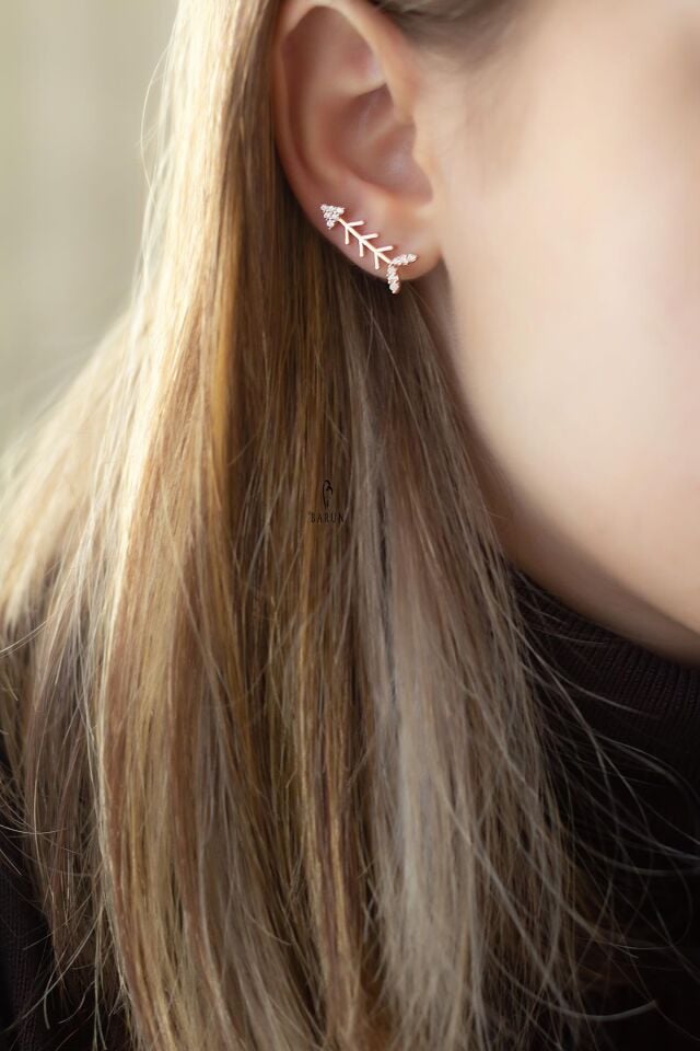 Balık Kılçığı Yuvarlak Beyaz Taşlı 925 Ayar Küpe