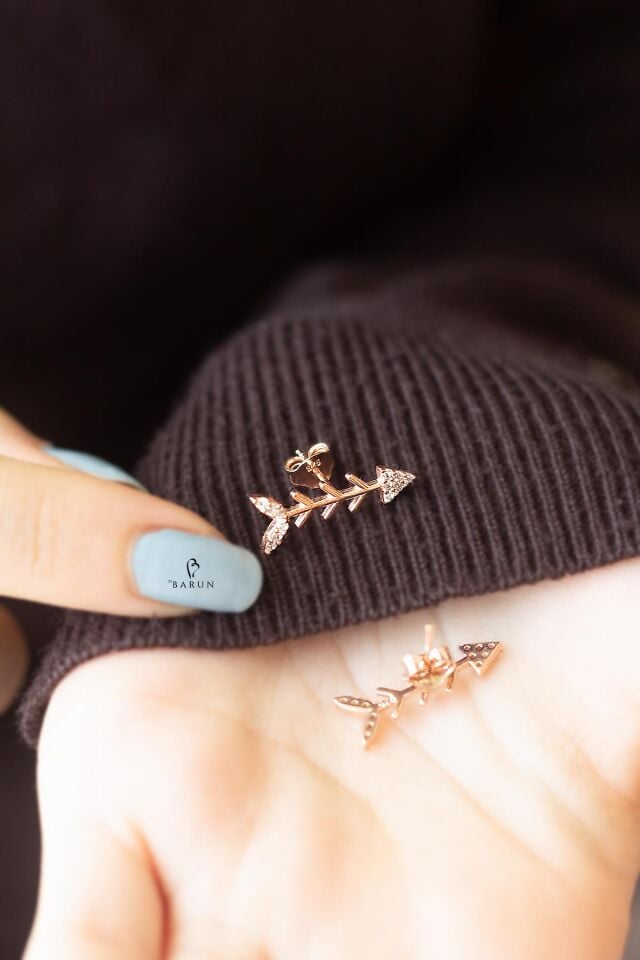 Balık Kılçığı Yuvarlak Beyaz Taşlı 925 Ayar Küpe