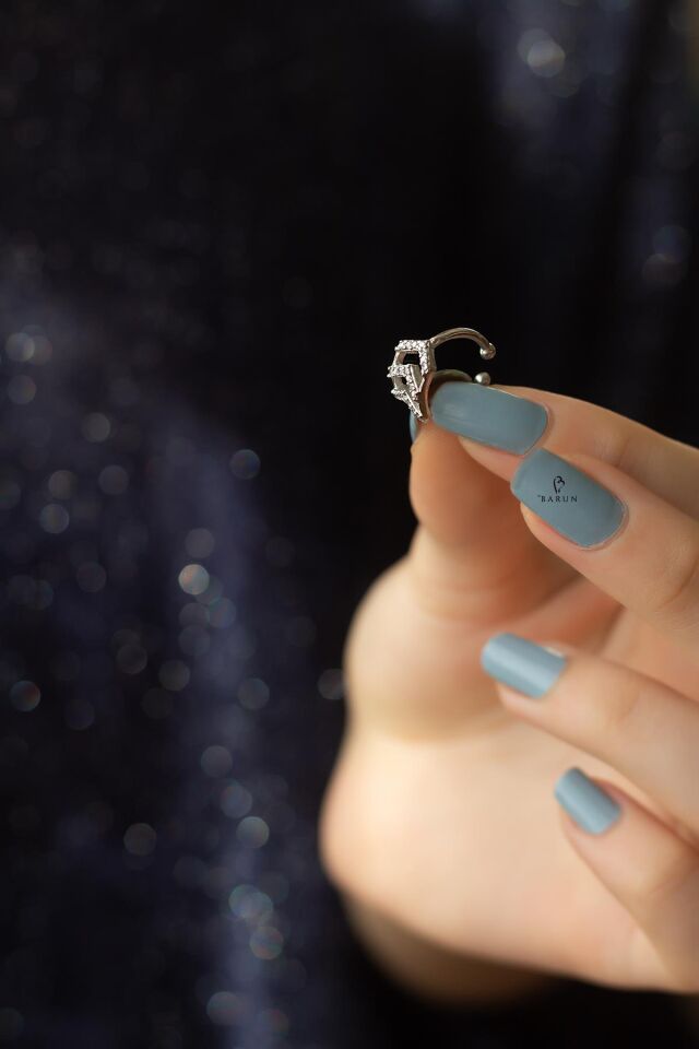 Beyaz Taşlı Ok Model 925 Ayar Gümüş Rengi Halka Kıkırdak Küpe Earcuff