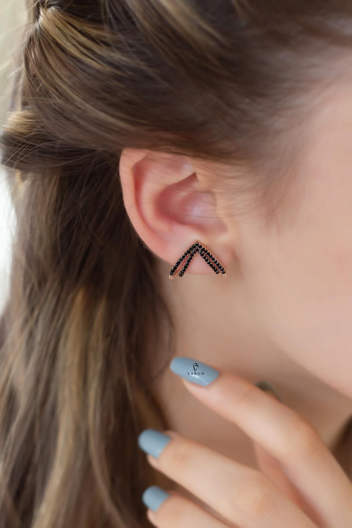 Üçgen İkili Siyah Yuvarlak Taşlı 925 Ayar Gümüş Kıkırdak Küpe