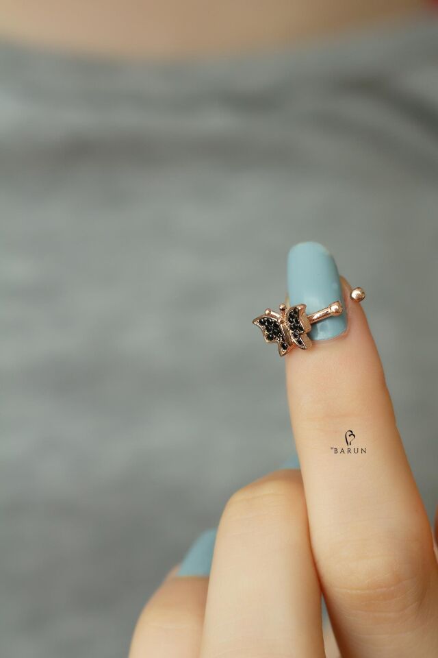 Siyah Taşlı Kelebek Model Gümüş Halka Kıkırdak Küpe