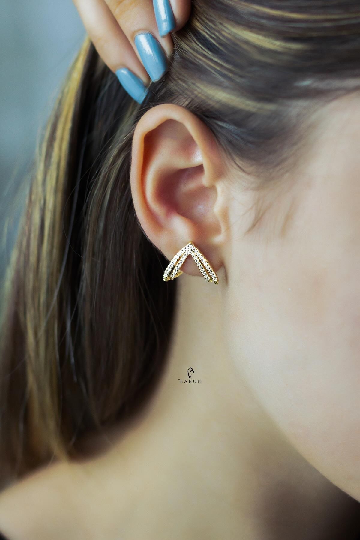 Sarı Renk Üçgen İkili Beyaz Yuvarlak Taşlı 925 Ayar Gümüş Kıkırdak Küpe Earcuff